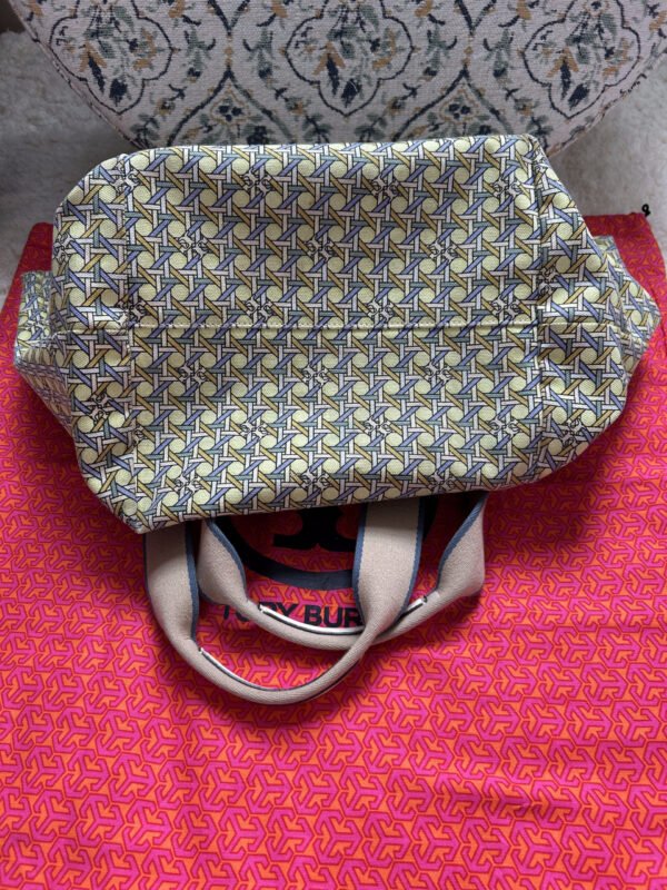 22 TB(1) Tory Burch Beach Bag Reversible