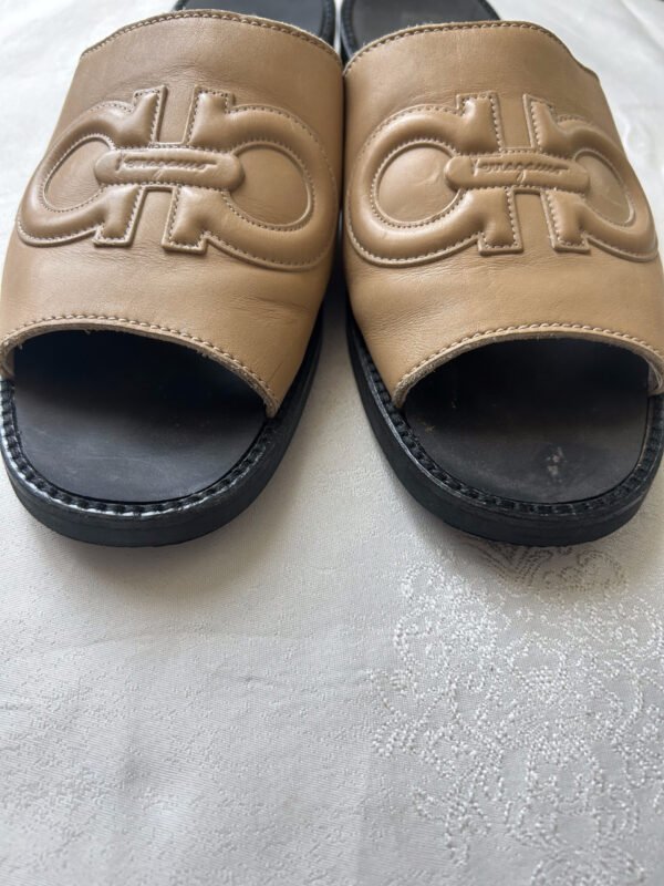 55 SF Salvatore Ferragamo Leather Flat Sandals