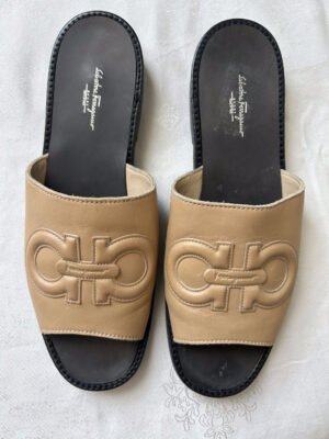 55SF Salvatore Ferragamo Leather Flat Sandals